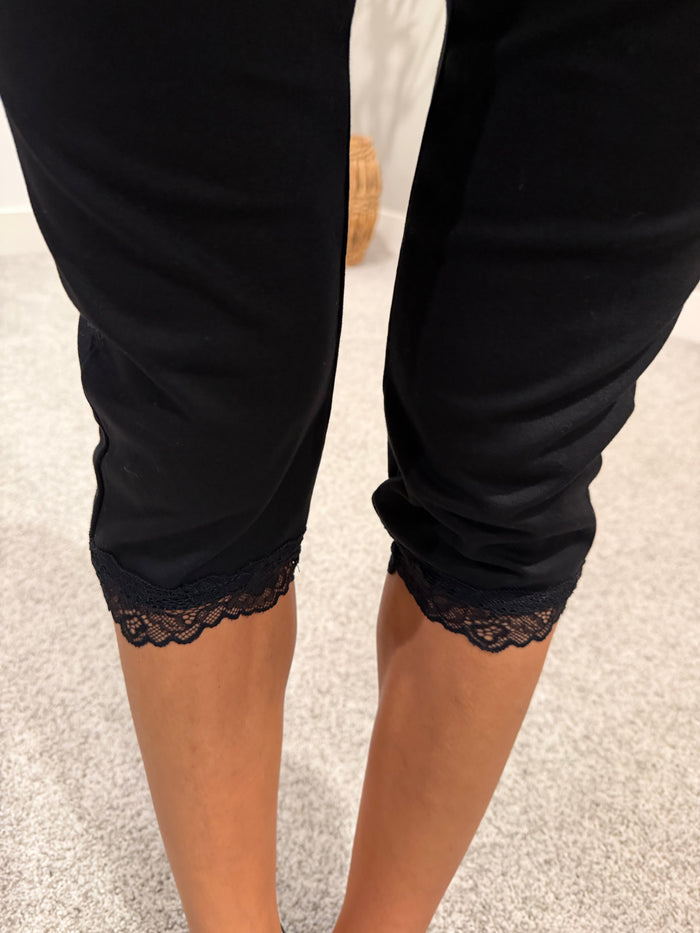 Lace Trim Capri | Black