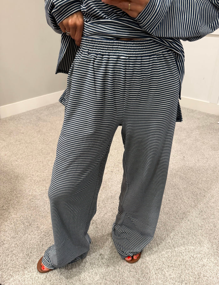 Levi Lounging Brushed Knit Pants | Navy/White