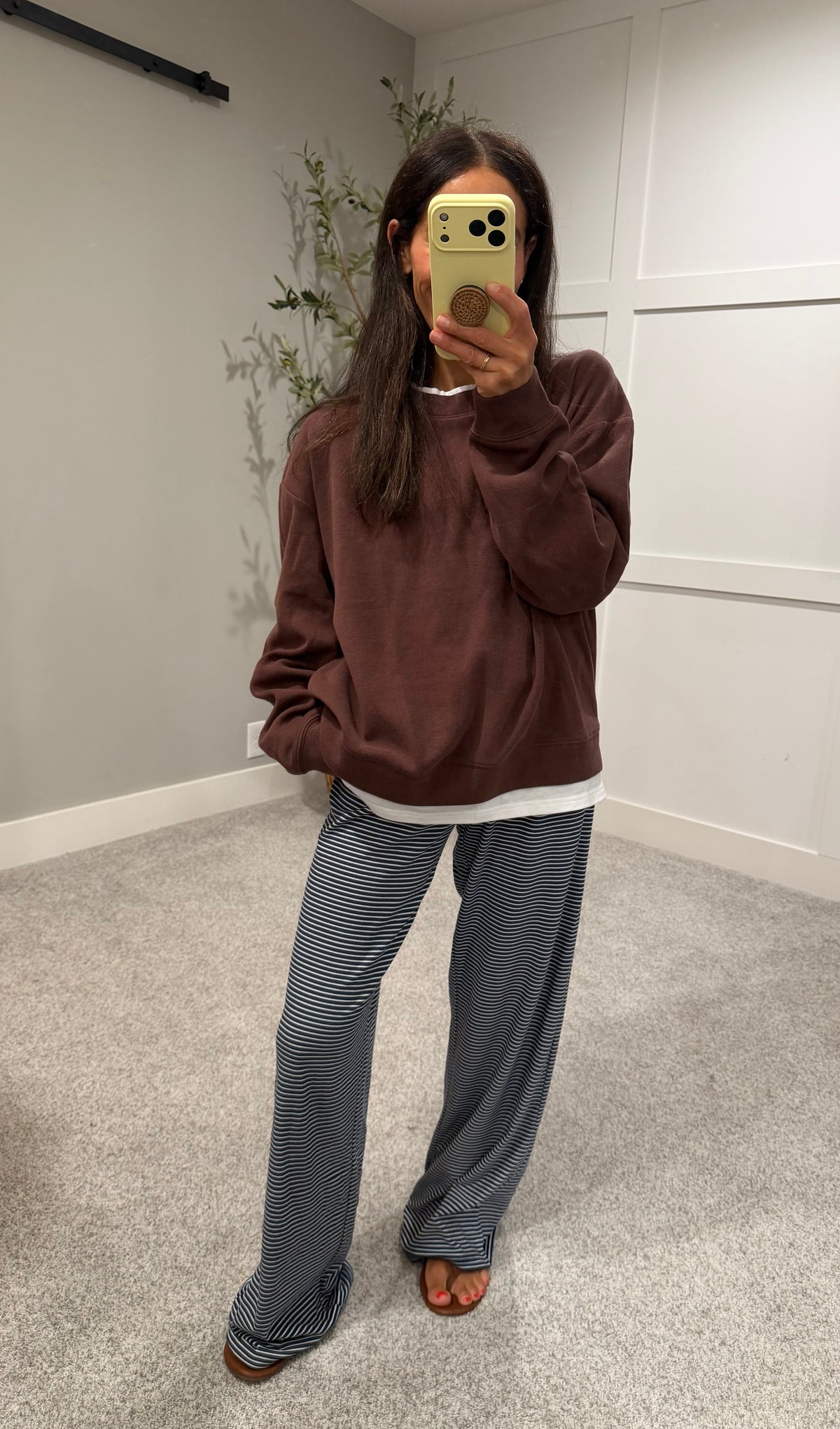 Peekaboo Sweatshirt | Brown