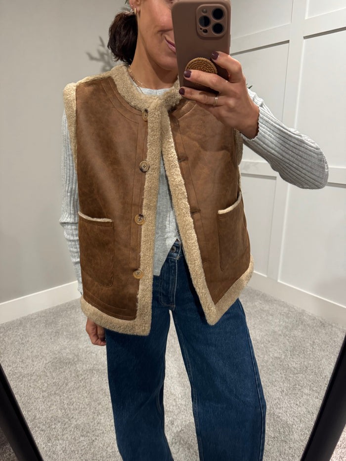 Reversible Sherpa Vest-Brown